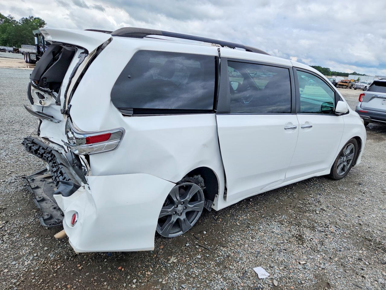 2017 TOYOTA SIENNA SE — снимка 3