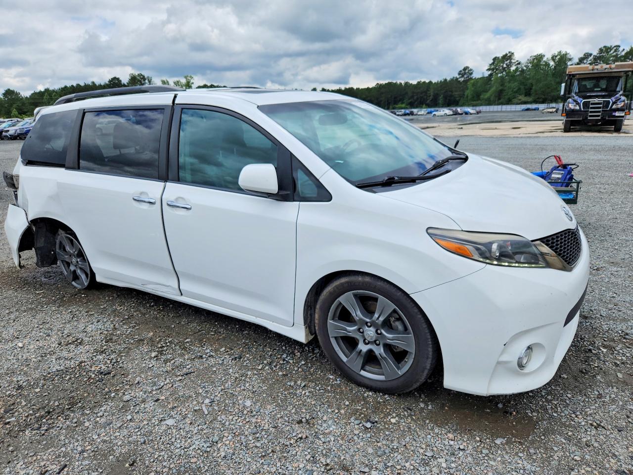 2017 TOYOTA SIENNA SE — снимка 4