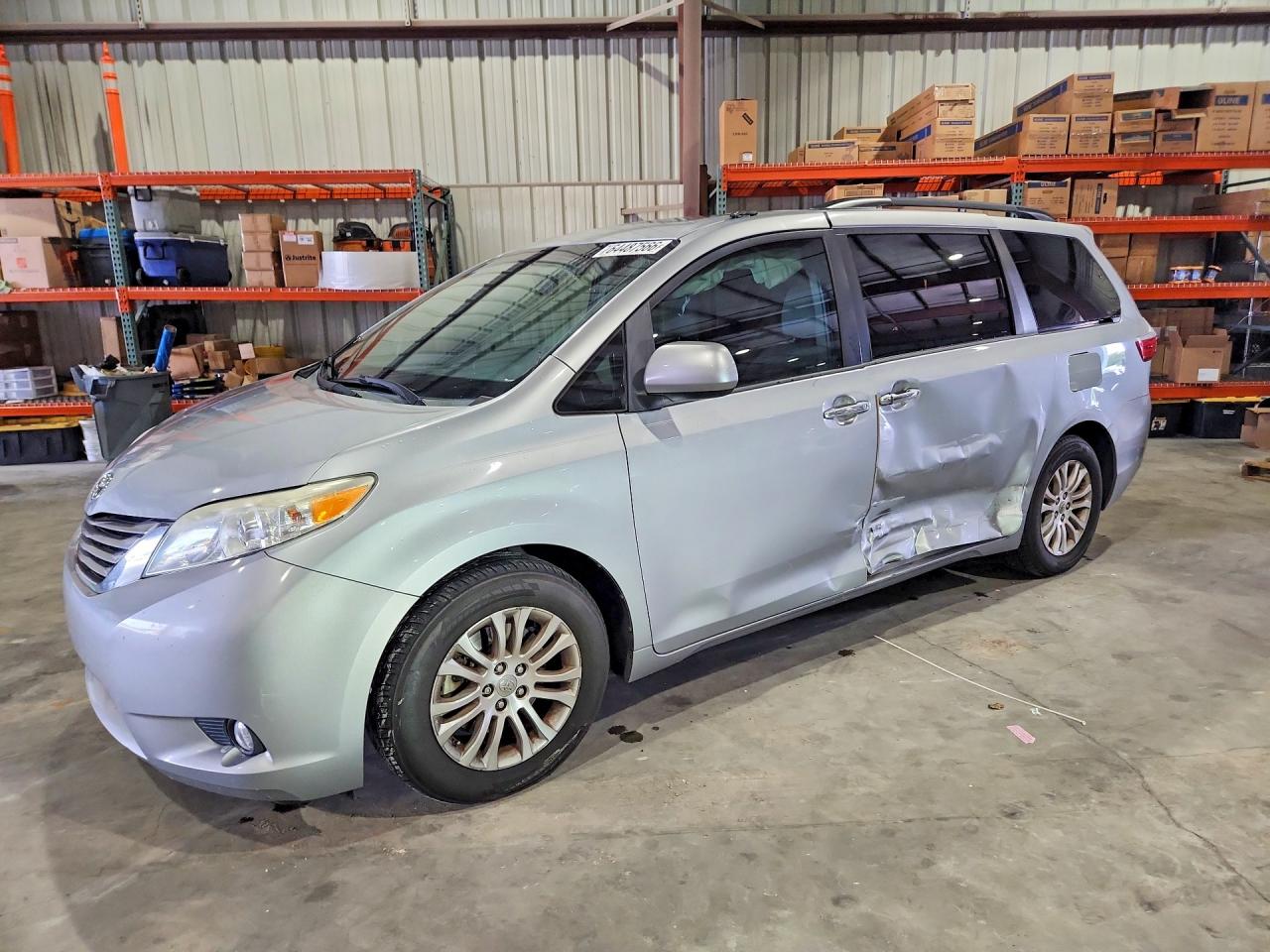 2015 TOYOTA SIENNA XLE 8-PASSENGER