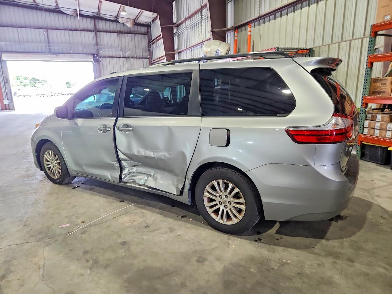 2015 TOYOTA SIENNA XLE 8-PASSENGER — снимка 2