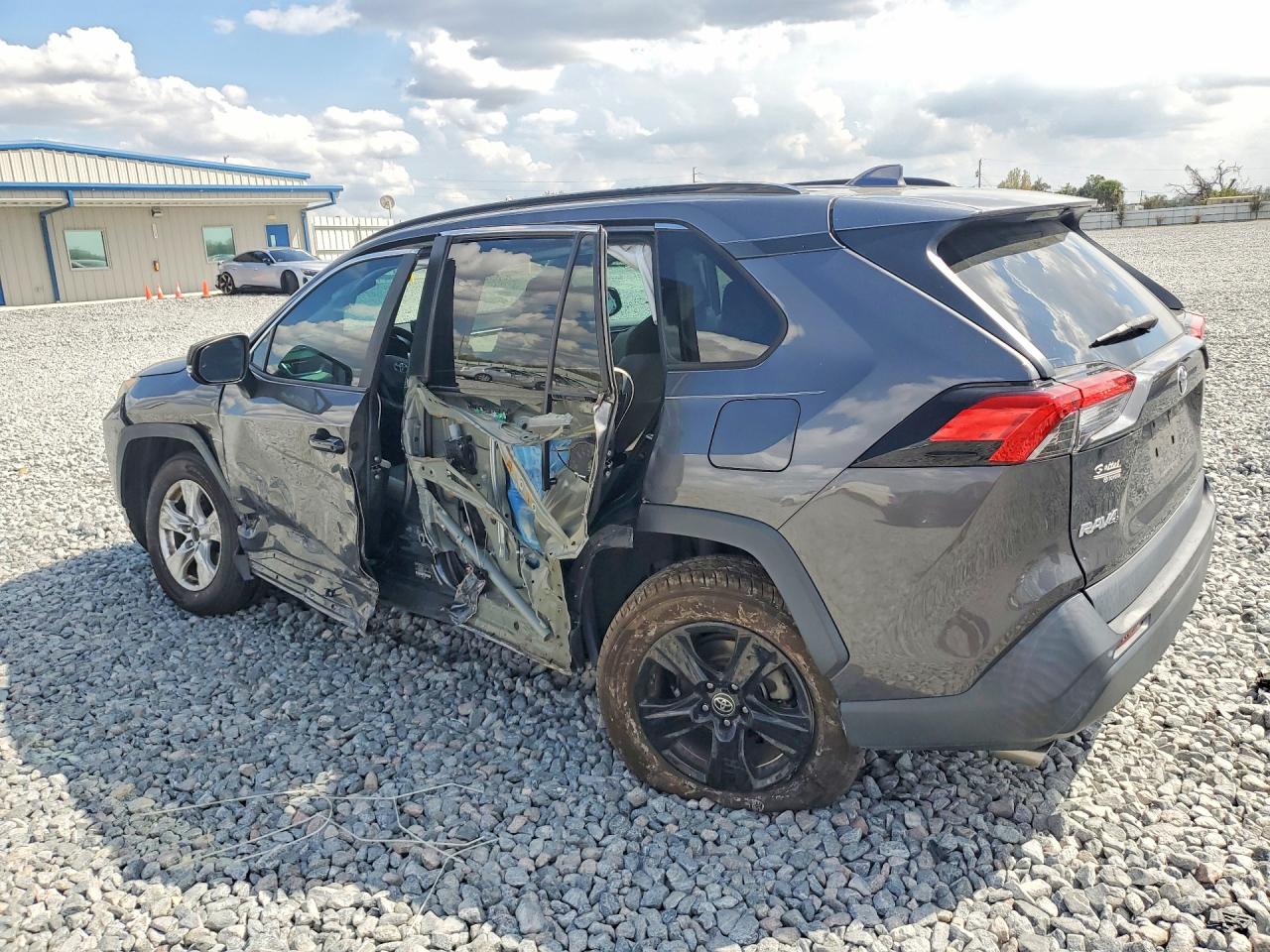 2021 TOYOTA RAV4 XLE — снимка 2