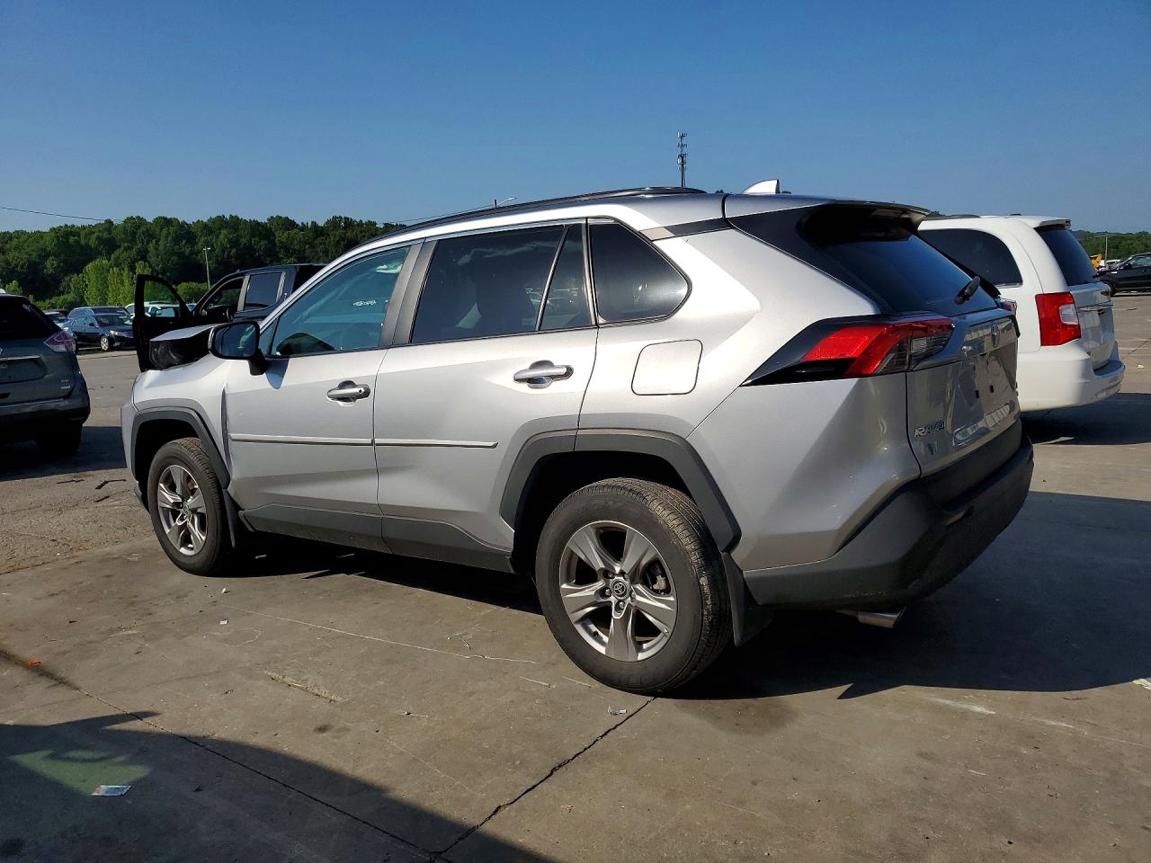 2025 TOYOTA RAV4 XLE — снимка 2