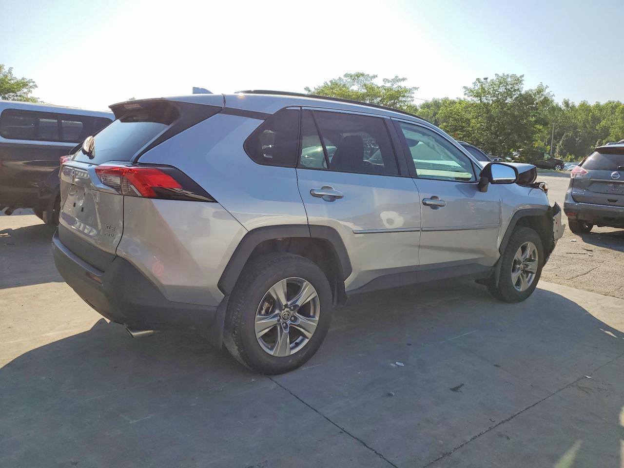 2025 TOYOTA RAV4 XLE — снимка 3
