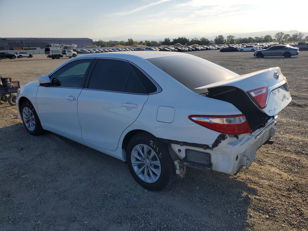 2016 TOYOTA CAMRY LE — снимка 2
