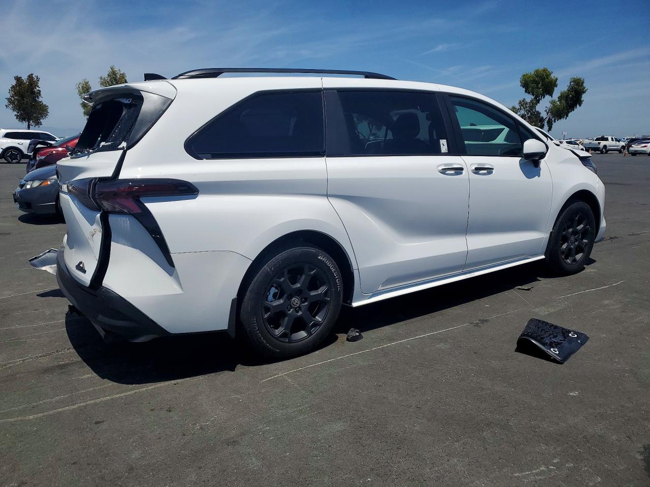 2026 TOYOTA SIENNA WOODLAND EDITION — снимка 3