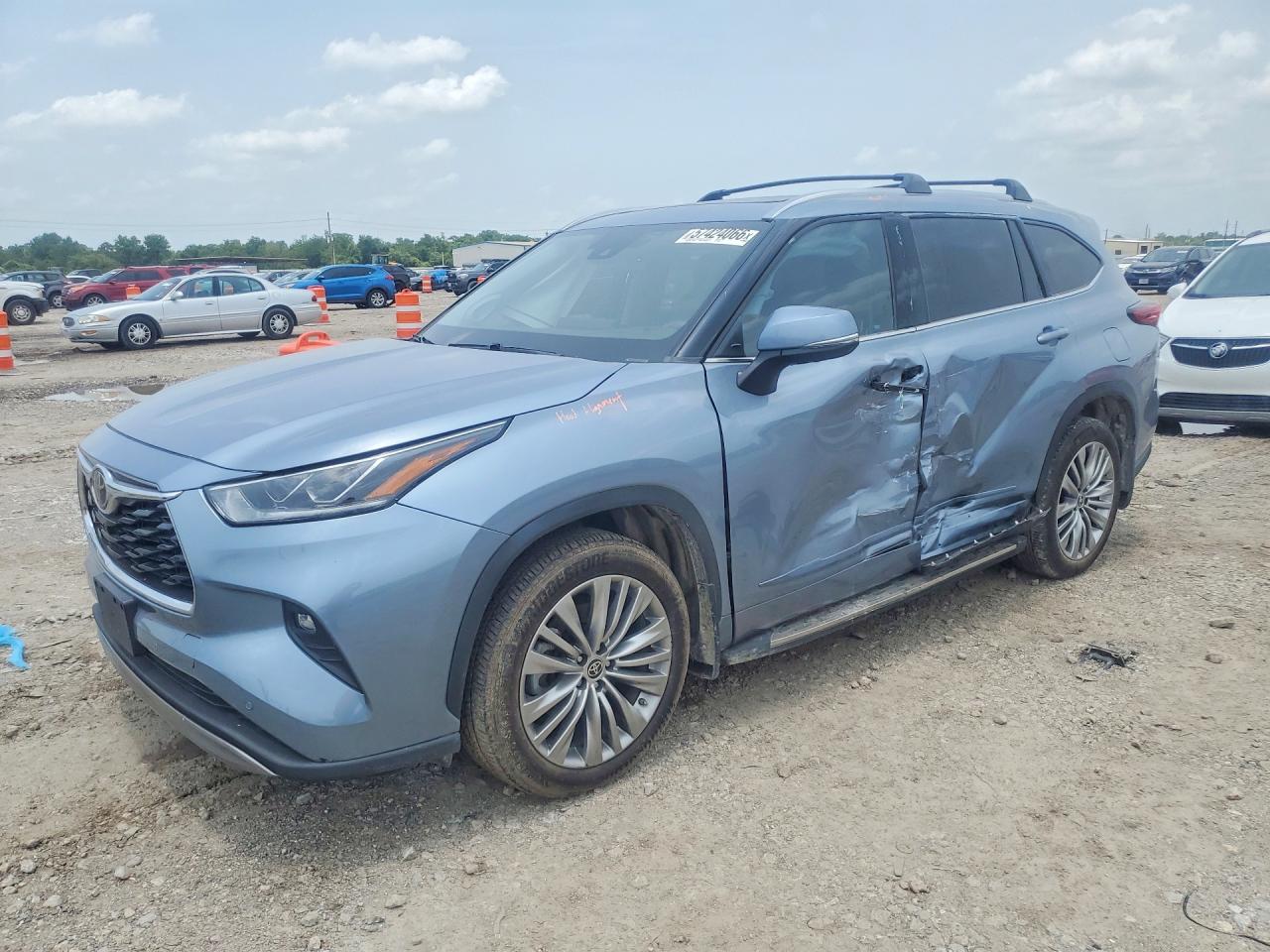 2022 TOYOTA HIGHLANDER PLATINUM