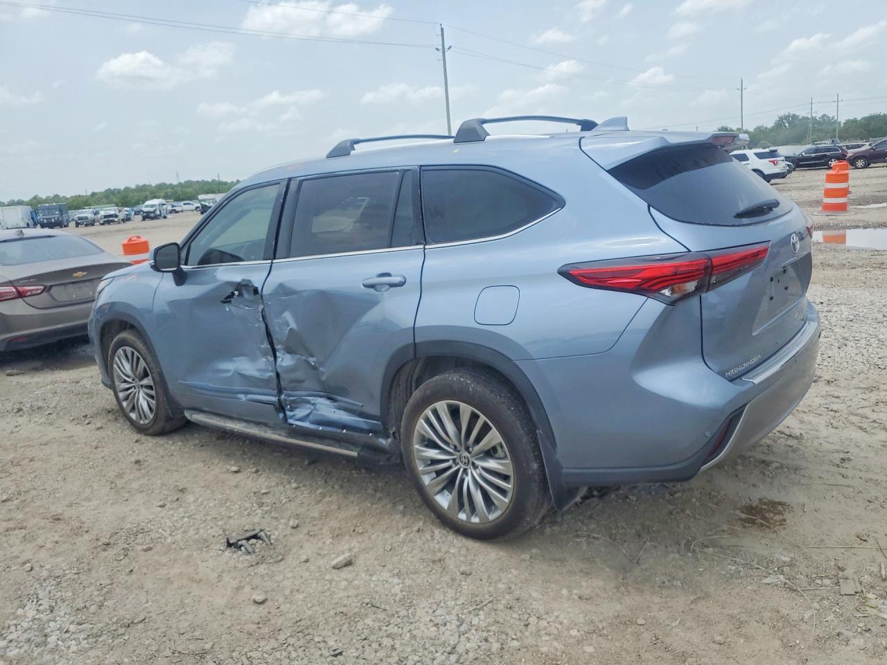 2022 TOYOTA HIGHLANDER PLATINUM — снимка 2