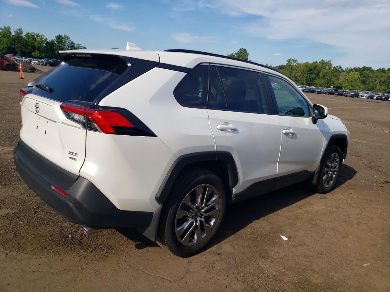 2023 TOYOTA RAV4 XLE PREMIUM — снимка 3