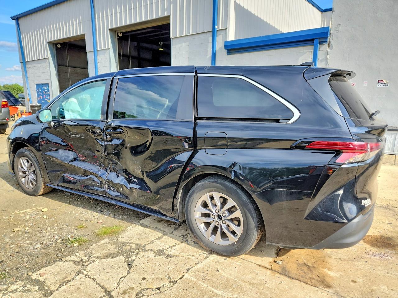 2022 TOYOTA SIENNA LE — снимка 2