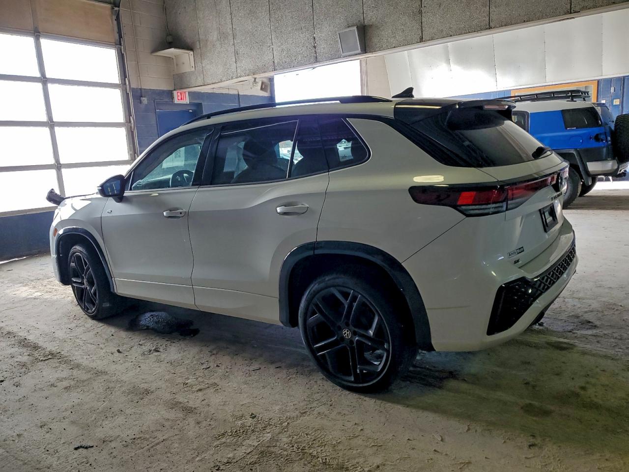 2025 VOLKSWAGEN TIGUAN SE R-LINE BLACK — снимка 2