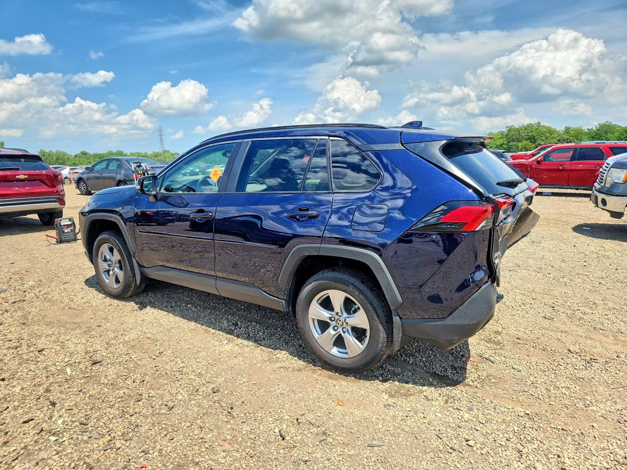 2025 TOYOTA RAV4 XLE — снимка 2
