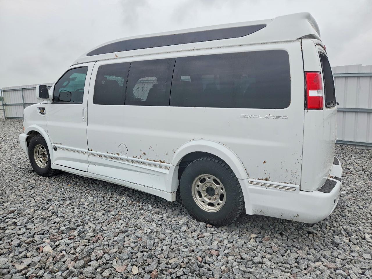 2017 GMC SAVANA G2500 — снимка 2