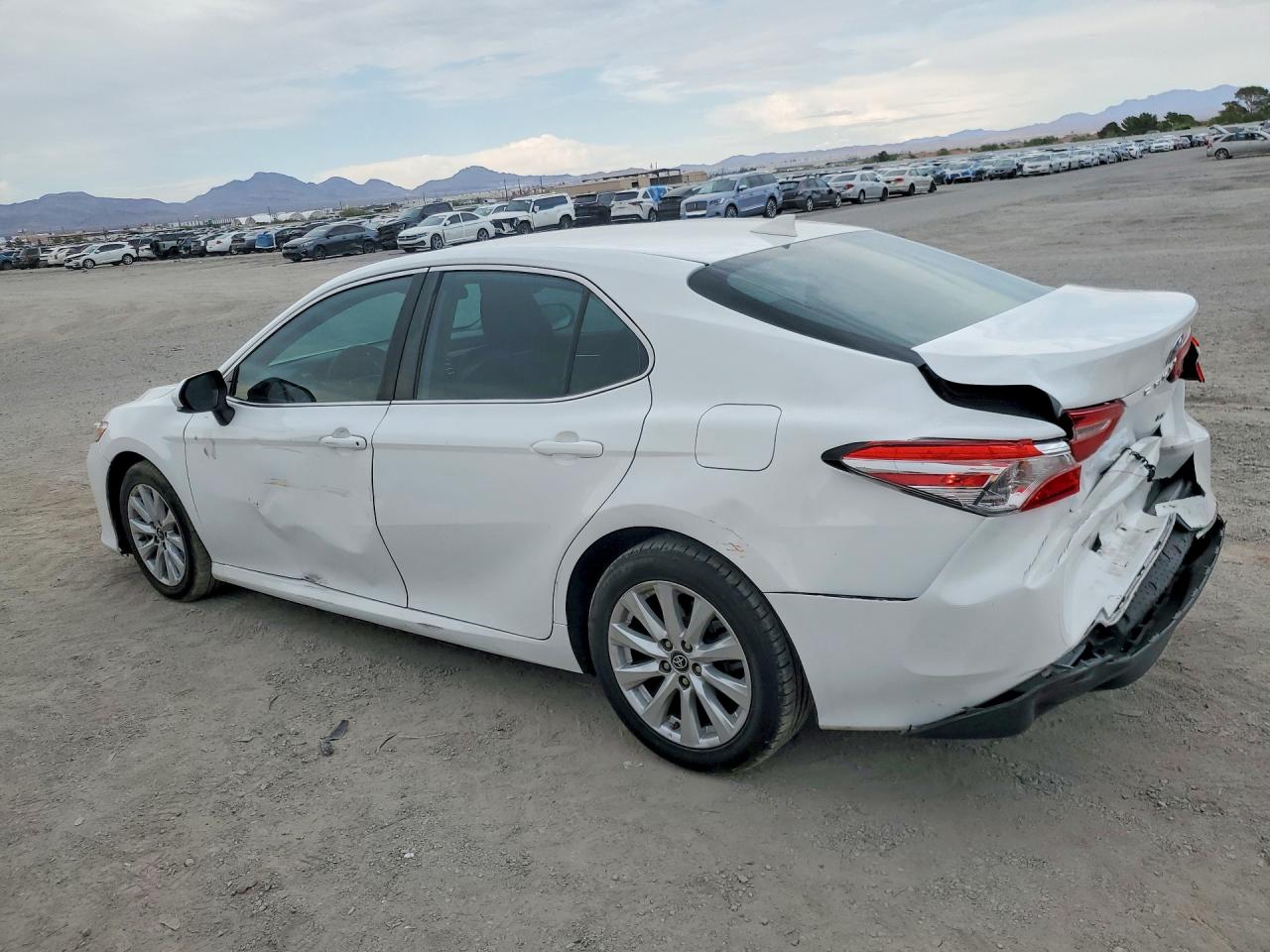 2019 TOYOTA CAMRY LE — снимка 2
