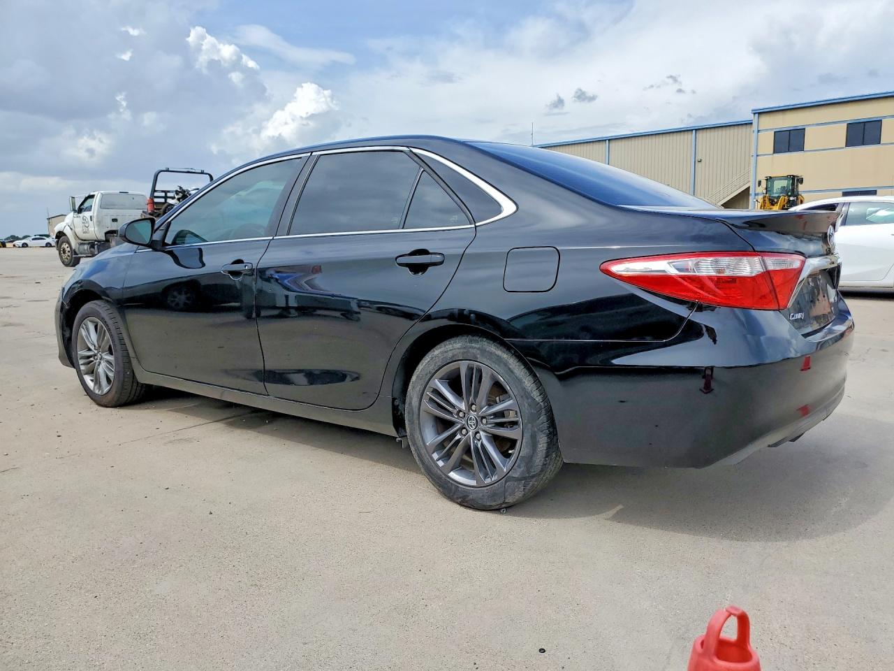 2017 TOYOTA CAMRY SE — снимка 2
