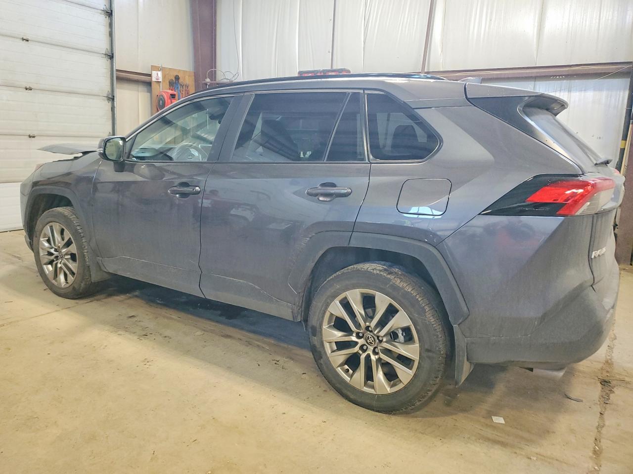2025 TOYOTA RAV4 XLE — снимка 2
