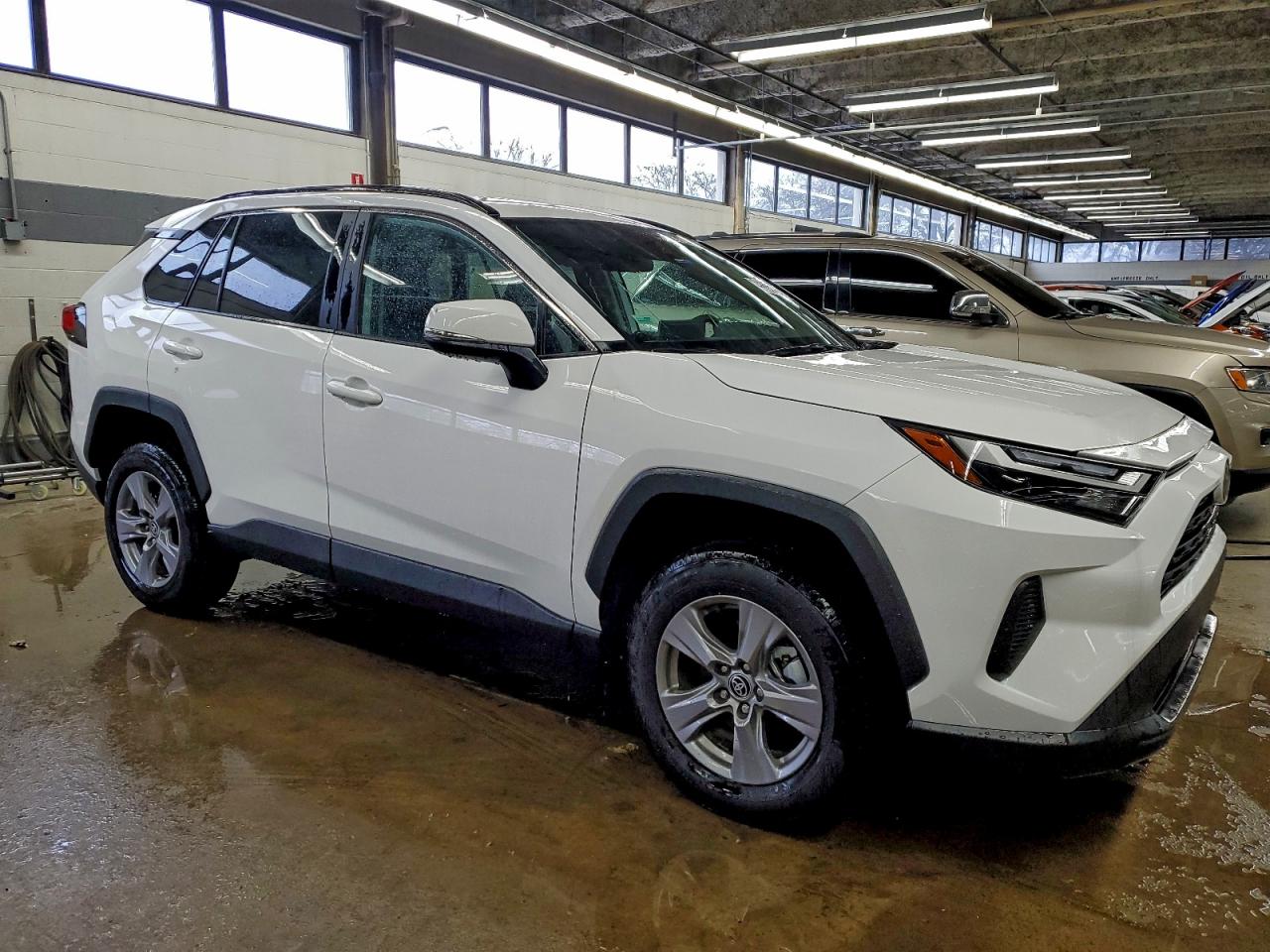 2025 TOYOTA RAV4 XLE — снимка 4
