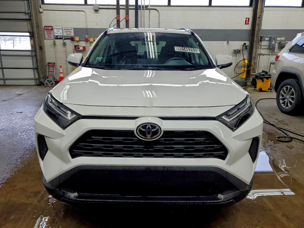 2025 TOYOTA RAV4 XLE — снимка 5
