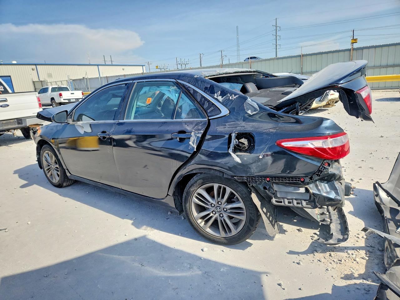 2017 TOYOTA CAMRY SE — снимка 2