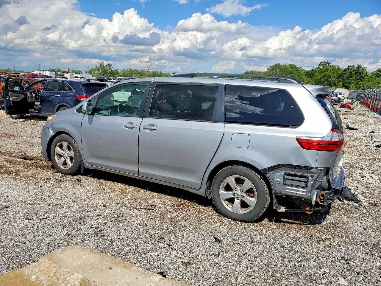 2016 TOYOTA SIENNA LE — снимка 2