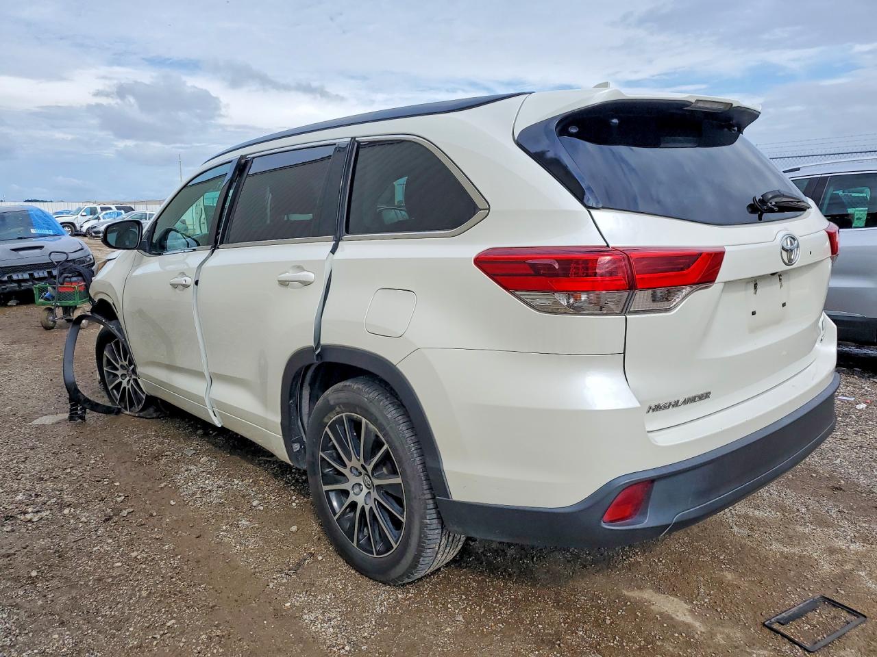 2018 TOYOTA HIGHLANDER LE — снимка 2