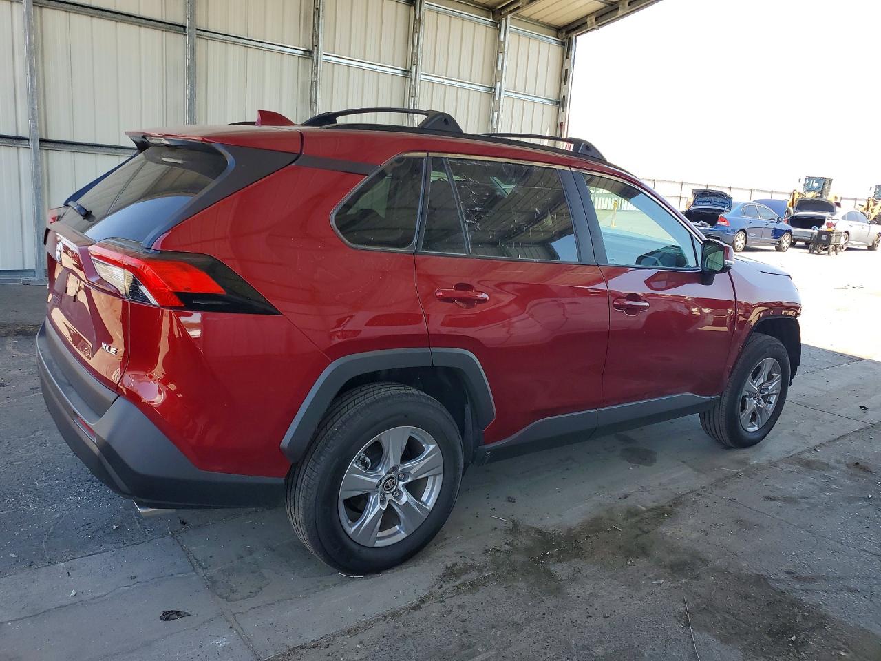 2025 TOYOTA RAV4 XLE — снимка 3