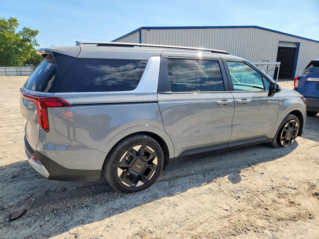 2025 KIA CARNIVAL EX — снимка 3