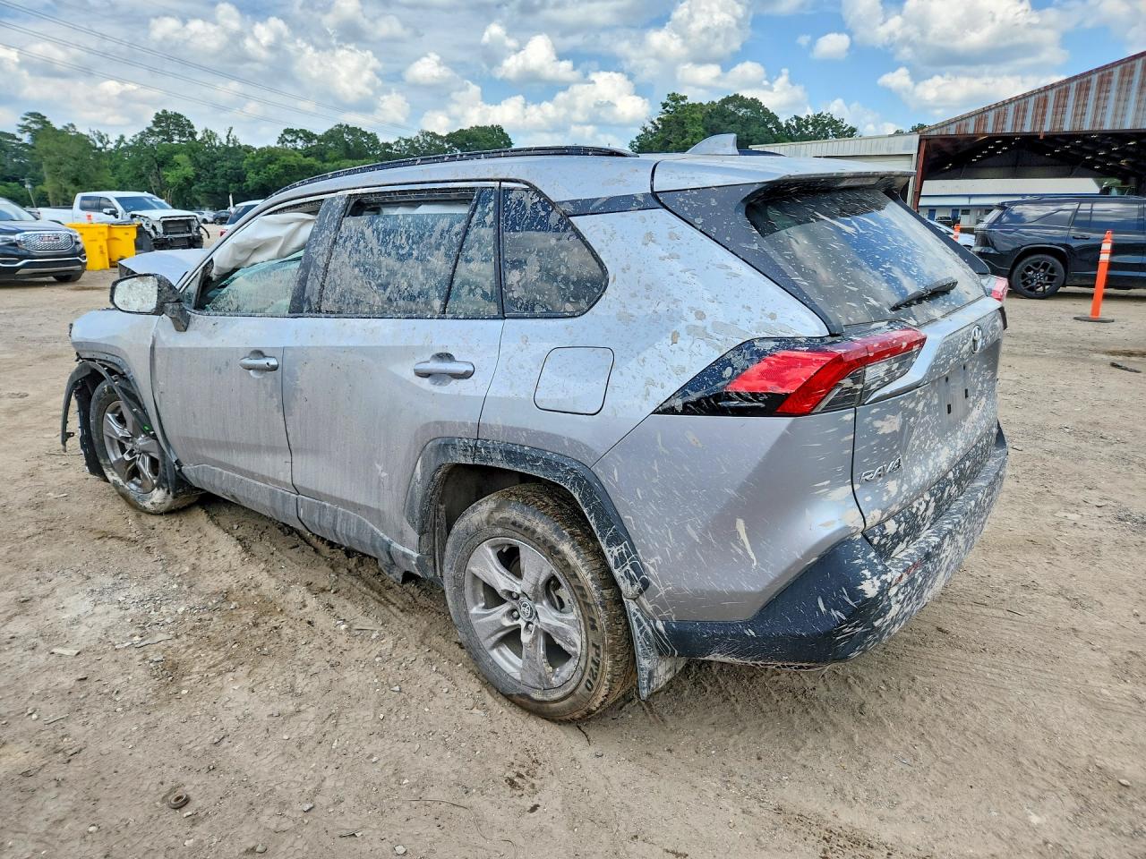 2025 TOYOTA RAV4 XLE — снимка 2