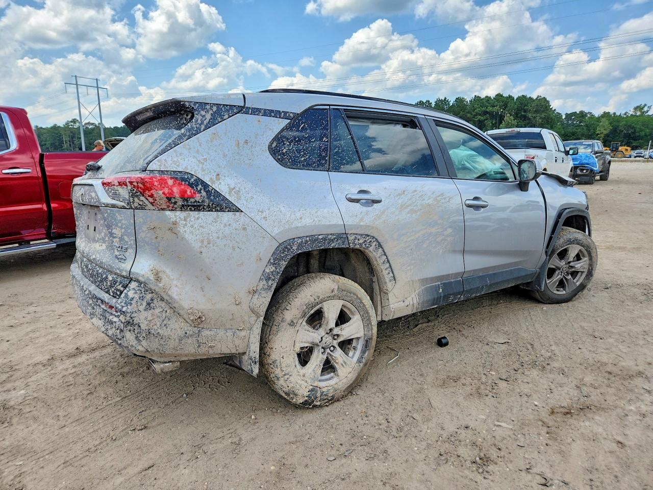 2025 TOYOTA RAV4 XLE — снимка 3