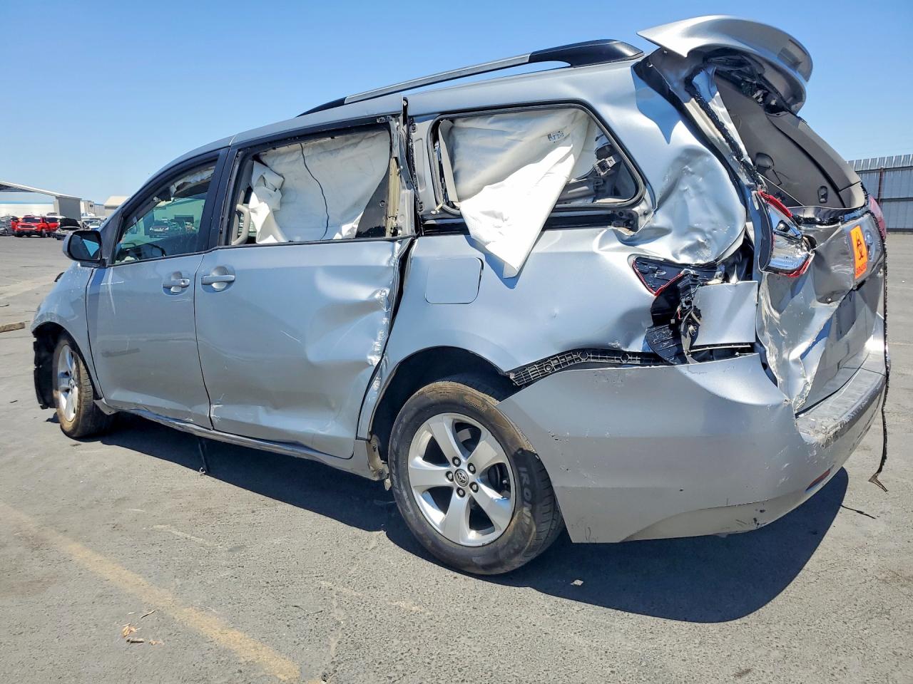 2015 TOYOTA SIENNA LE — снимка 2