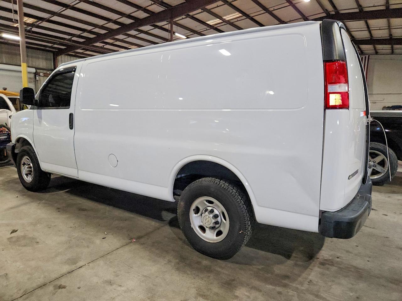 2020 CHEVROLET EXPRESS G2500 — снимка 2