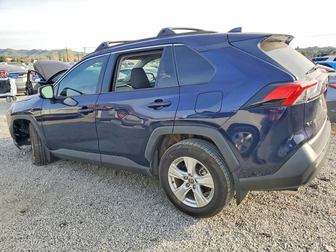 2020 TOYOTA RAV4 XLE — снимка 2