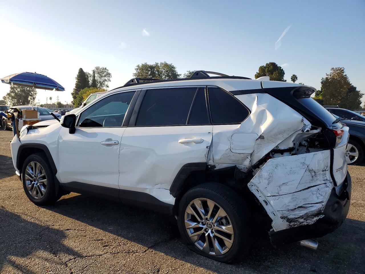 2020 TOYOTA RAV4 XLE PREMIUM — снимка 2