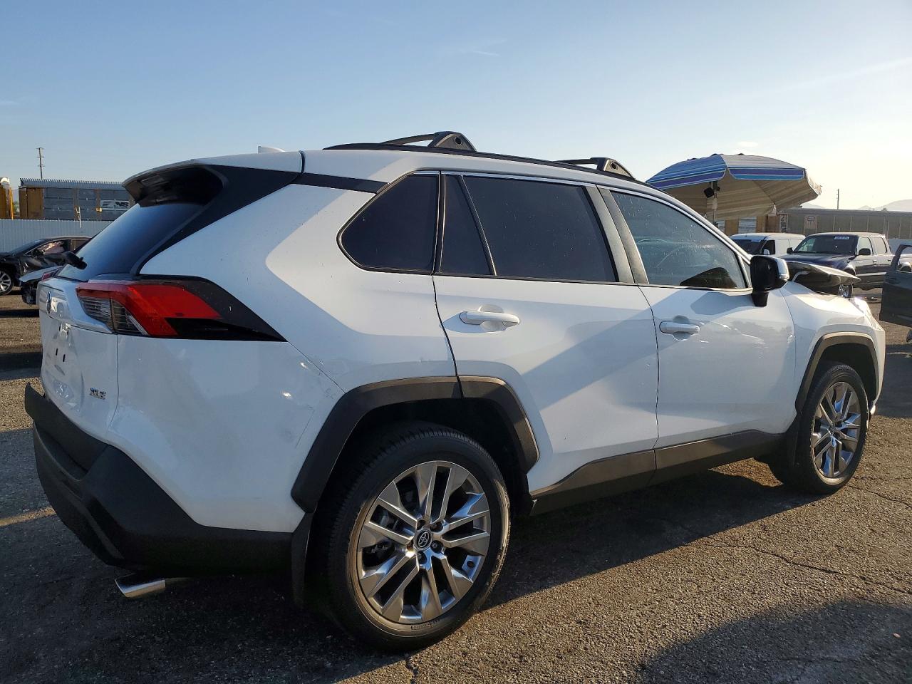 2020 TOYOTA RAV4 XLE PREMIUM — снимка 3