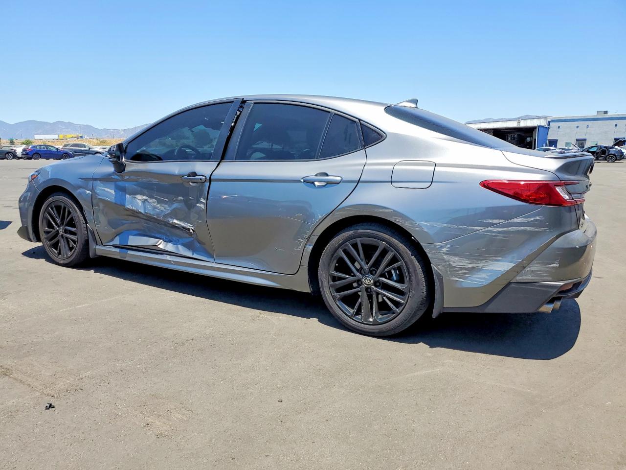 2025 TOYOTA CAMRY SE — снимка 2