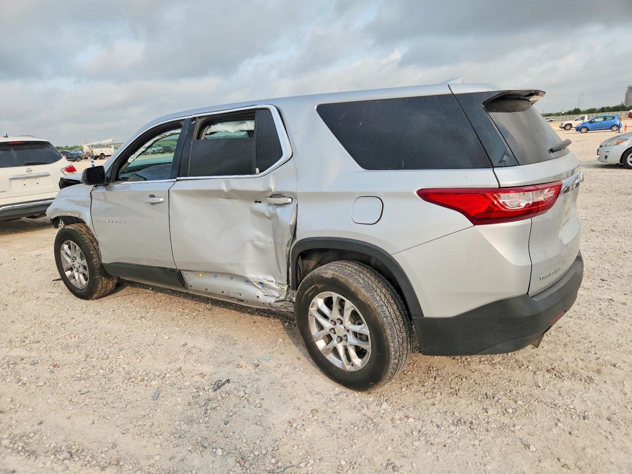 2021 CHEVROLET TRAVERSE LS — снимка 2
