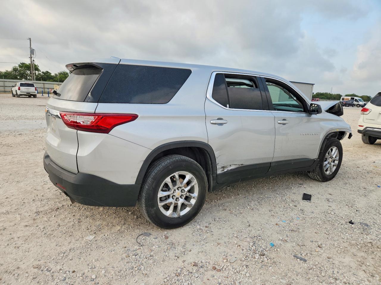 2021 CHEVROLET TRAVERSE LS — снимка 3
