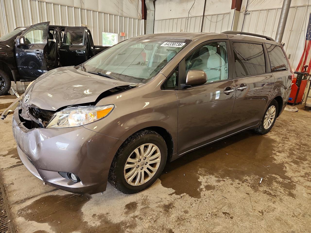 2015 TOYOTA SIENNA XLE 8-PASSENGER