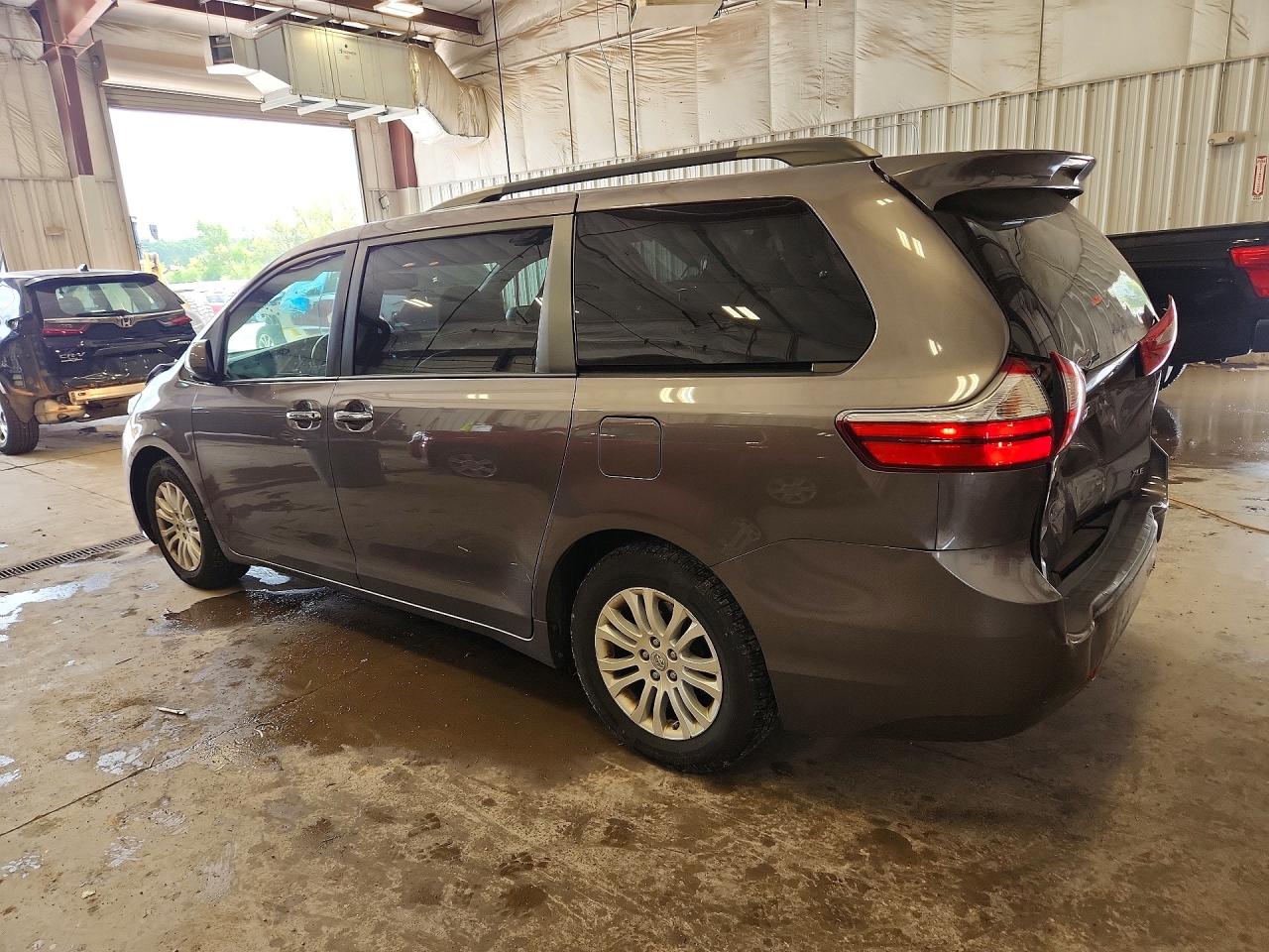 2015 TOYOTA SIENNA XLE 8-PASSENGER — снимка 2