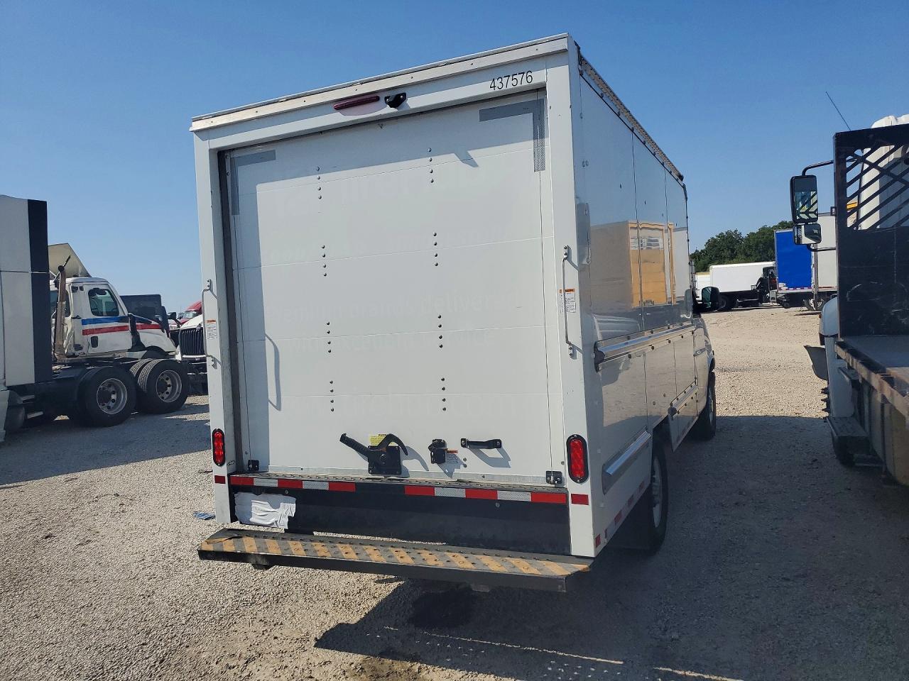2024 GMC SAVANA CUTAWAY G3500 — снимка 3
