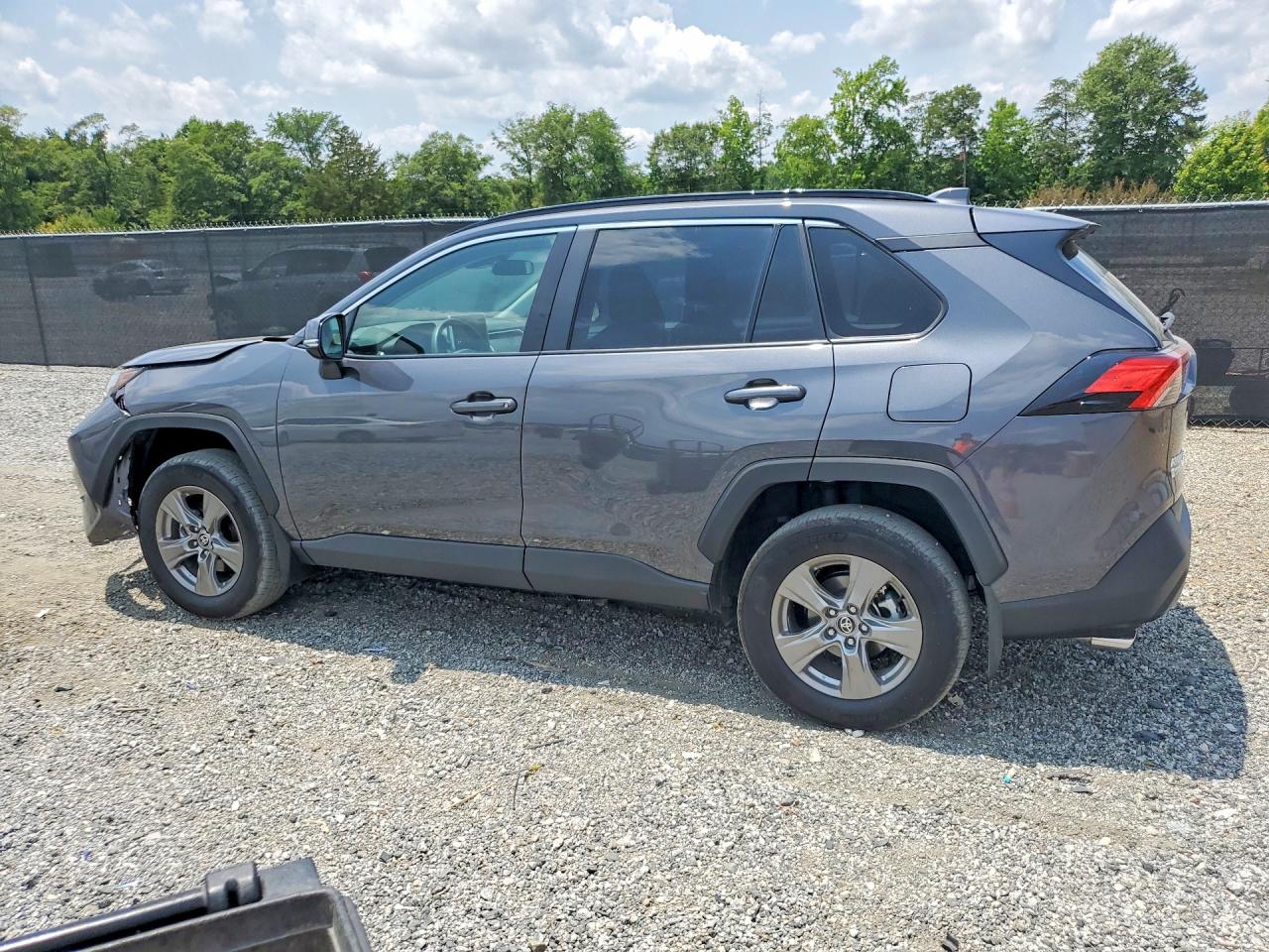 2025 TOYOTA RAV4 XLE — снимка 2