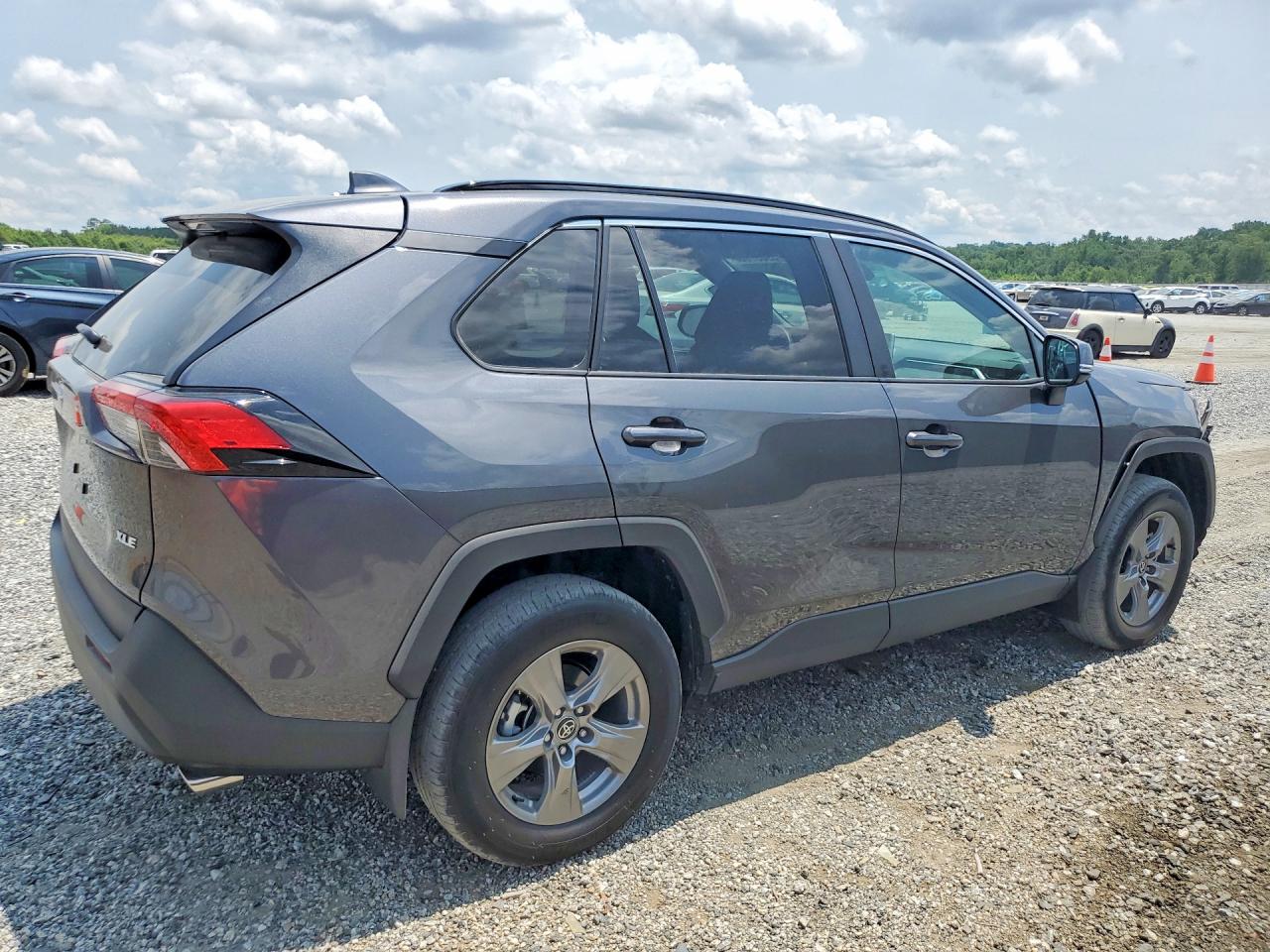 2025 TOYOTA RAV4 XLE — снимка 3