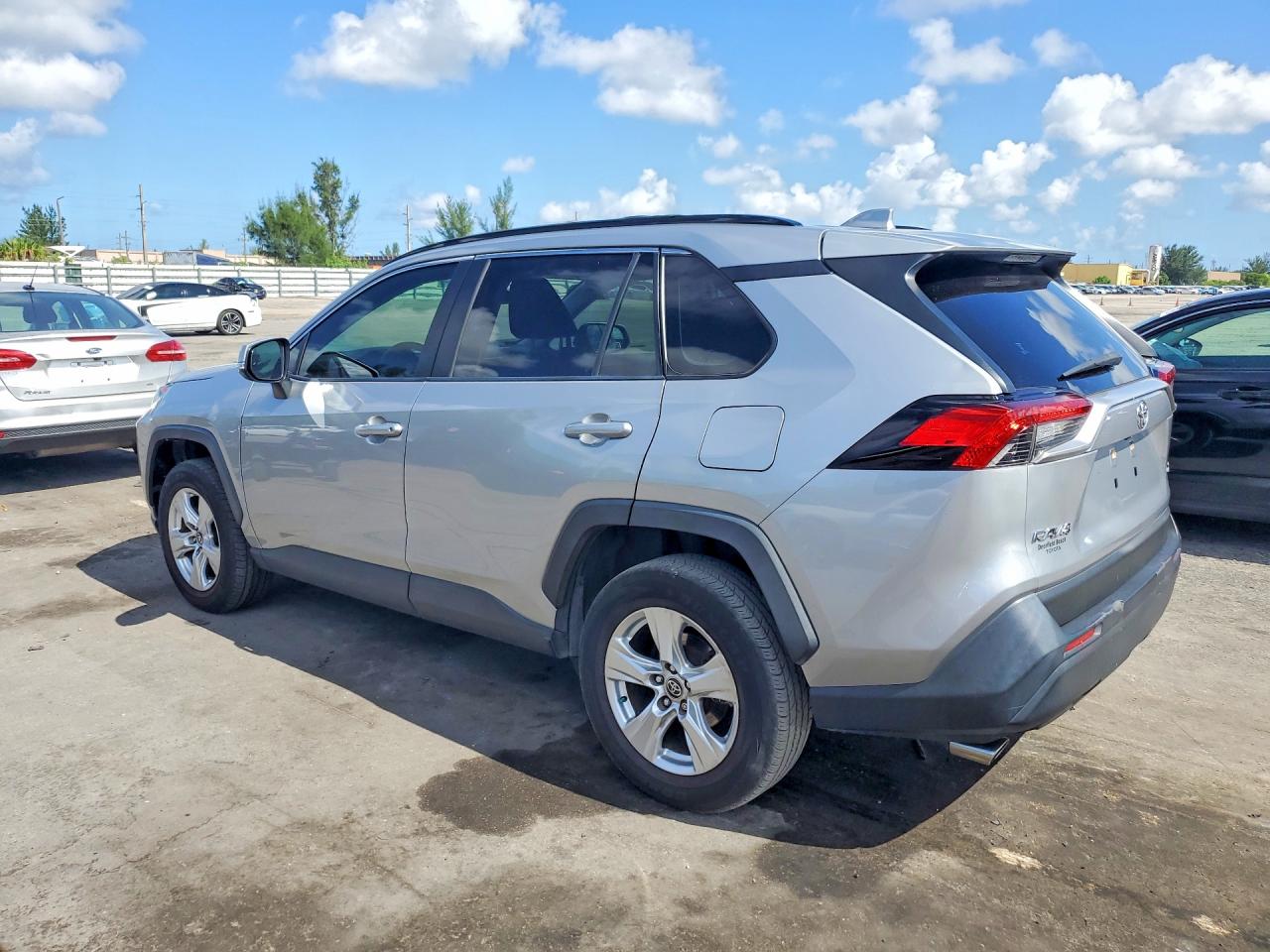 2020 TOYOTA RAV4 XLE — снимка 2