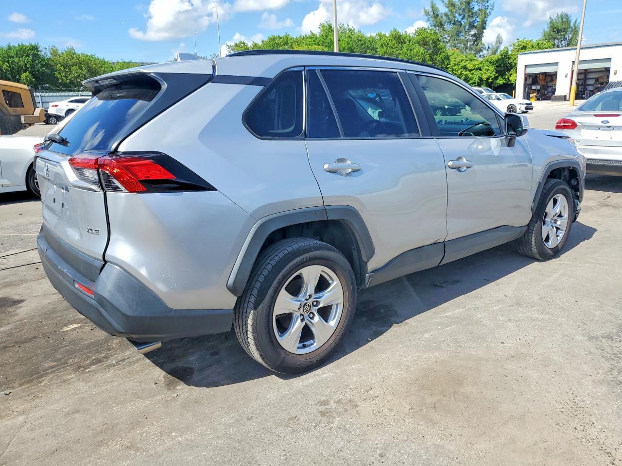 2020 TOYOTA RAV4 XLE — снимка 3