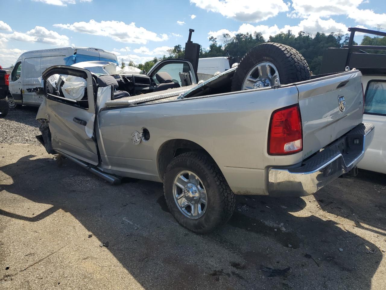 2018 RAM 3500 ST — снимка 2