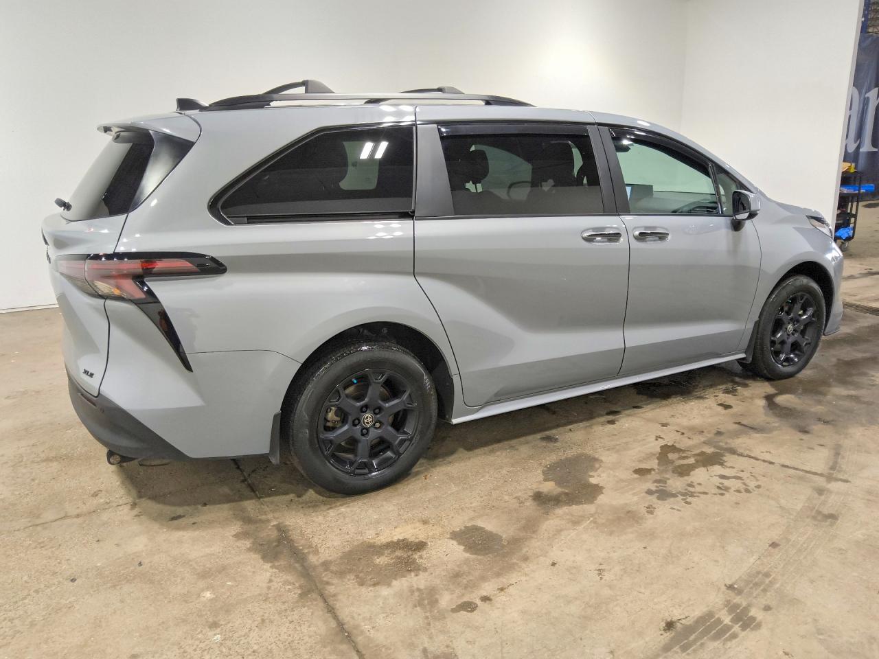 2025 TOYOTA SIENNA WOODLAND EDITION — снимка 3