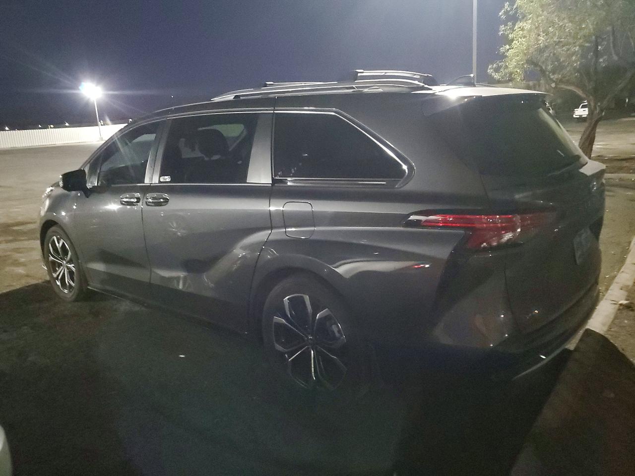 2025 TOYOTA SIENNA PLATINUM 7-PASSENGER — снимка 2