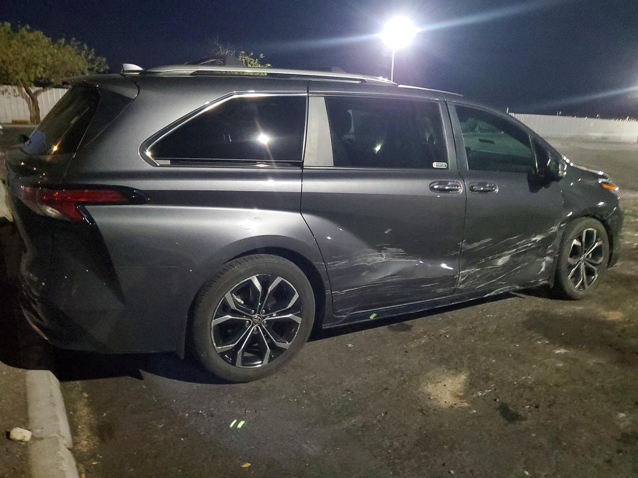 2025 TOYOTA SIENNA PLATINUM 7-PASSENGER — снимка 3