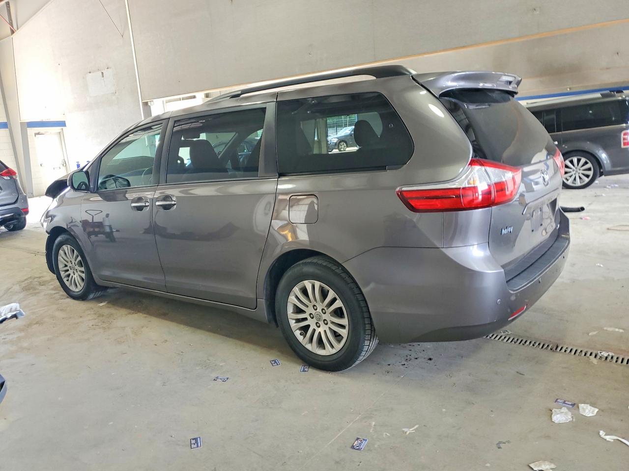 2017 TOYOTA SIENNA XLE PREMIUM 8-PASSENGER — снимка 2