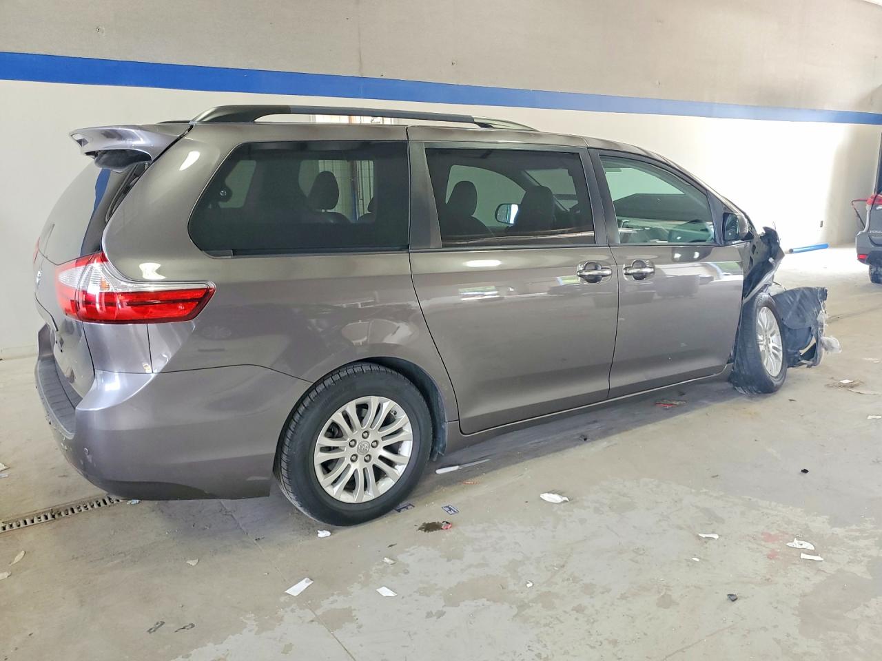2017 TOYOTA SIENNA XLE PREMIUM 8-PASSENGER — снимка 3