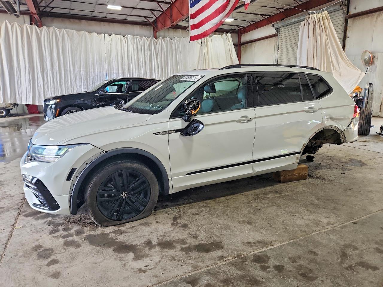 2022 VOLKSWAGEN TIGUAN SE R-LINE BLACK